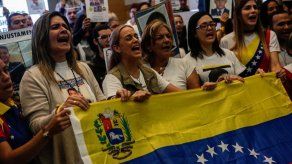Oposición venezolana invitó a cinco expresidentes a observar plebiscito