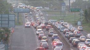 Con luces intermitentes encendidas