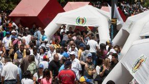 Venezolanos firman por referendo revocatorio contra Maduro