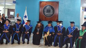 Al centro, la estudiante Suzanne Govea, y junto a ella el rector de la Universidad de Panamá, Eduardo Flores.