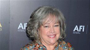 Kathy Bates se recupera de doble mastectomía