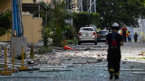 Los restos de la explosión llegaron hasta las calles.