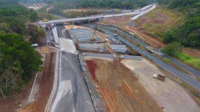 Debido al cierre parcial, el MOP aconseja a los usuarios el uso de vías alternas como la carretera Centenario y la vía hacia Paraíso.&nbsp;