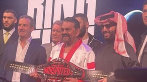 Roberto Durán portando cinturón conmemorativo