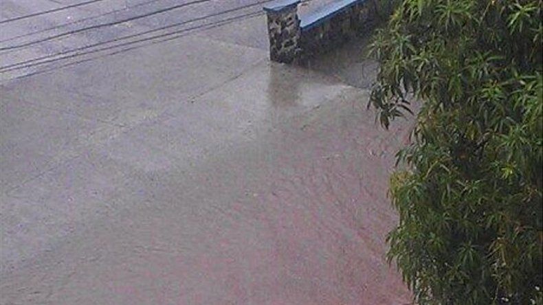 Inundaciones en Calle Uruguay y otros sectores por fuertes lluvias