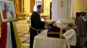 Feligreses veneran en Asunción reliquia con sangre del papa San Juan Pablo II