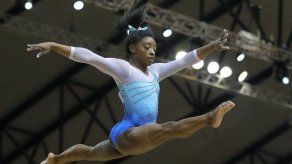 Biles gana cuarto torneo mundial de prueba combinada