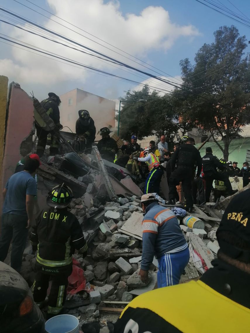 El cuerpo de bomberos pidió a la población a no acercarse para facilitar las tareas de rescate y limpieza.