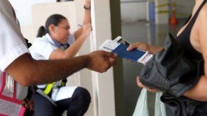 Panamá logra acuerdo con México para evacuar a 3.500 migrantes cubanos