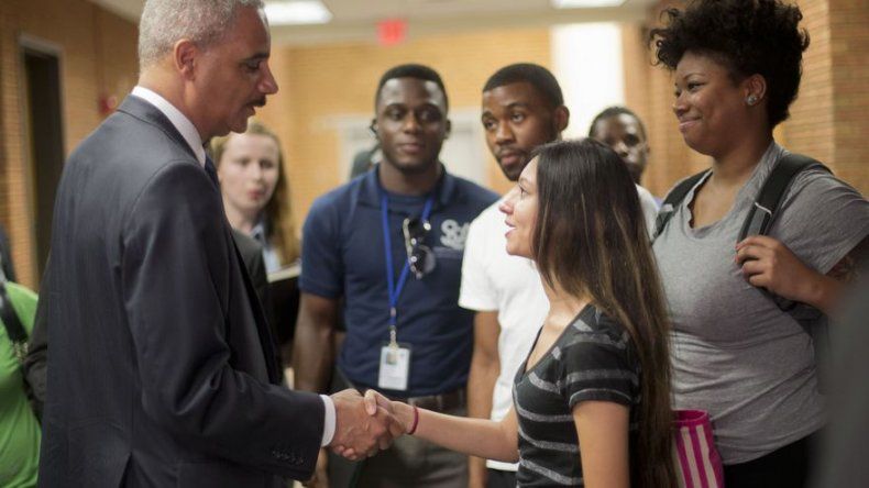 Holder pide confianza a residentes de Ferguson