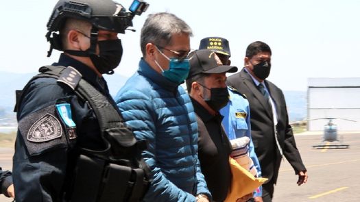 Momento del traslado de Juan Orlando Hernández para su extradición.