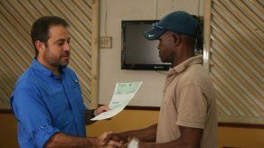 Entregan asistencia económica a familias afectadas por incendio en Santa Cruz