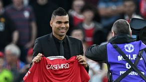 Casemiro en su presentación con el Manchester United.