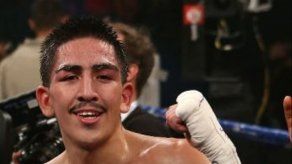 Santa Cruz retiene la corona gallo tras dejar nocaut a Zaleta