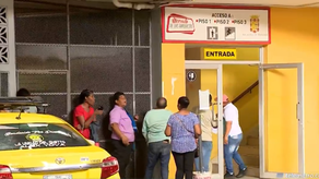 Comerciantes hacen largas para tramitar un permiso de venta en el Desfile de Navidad.