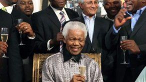 Nelson Mandela se prepara para pasar su tercera noche en el hospital