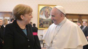 Papa recibe a Merkel en el Vaticano para hablar de pobreza