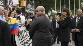 Embajadora de EEUU arenga a manifestantes anti Maduro frente a la ONU