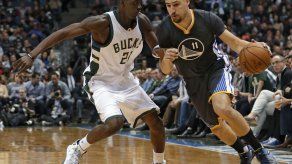 Durant y Warriors ganan 124-121 a Bucks