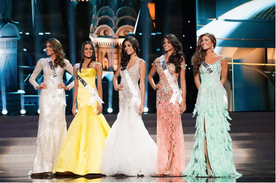 Miss Venezuela y Colombia son ovacionadas en desfile