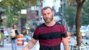 Liev Schreiber adopta a dos cachorros sin hogar en un programa de televisión