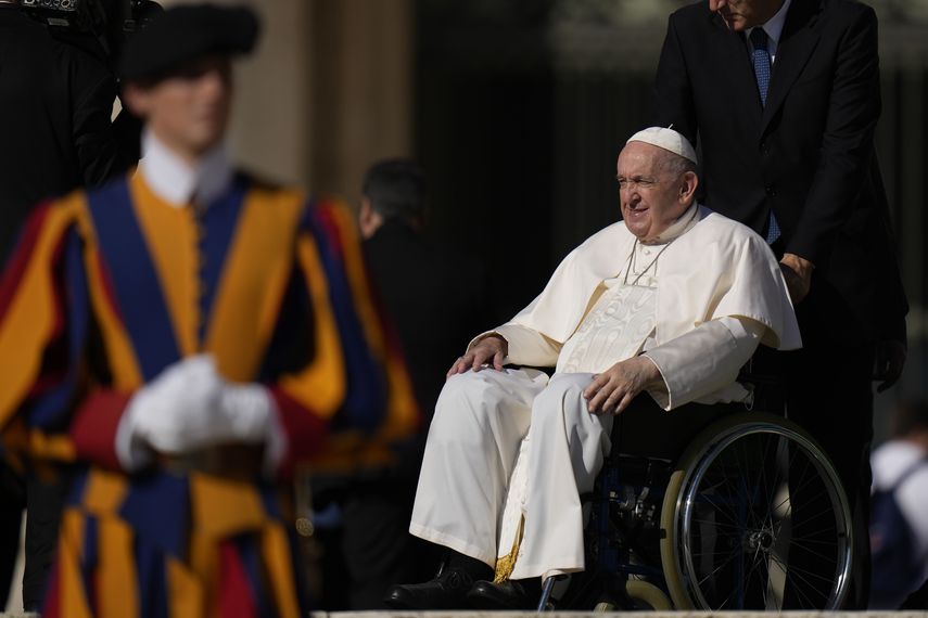 El papa Francisco se desplaza en silla de ruedas o camina con un bastón debido a esguinces en los ligamentos de la rodilla.