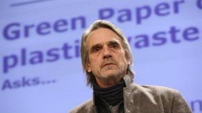 La UE impulsa el reciclado del plástico con un combativo Jeremy Irons