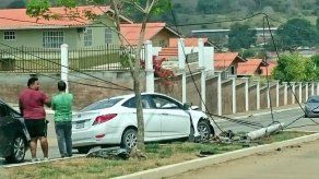 Conductor colisiona contra poste eléctrico en Hato Montaña
