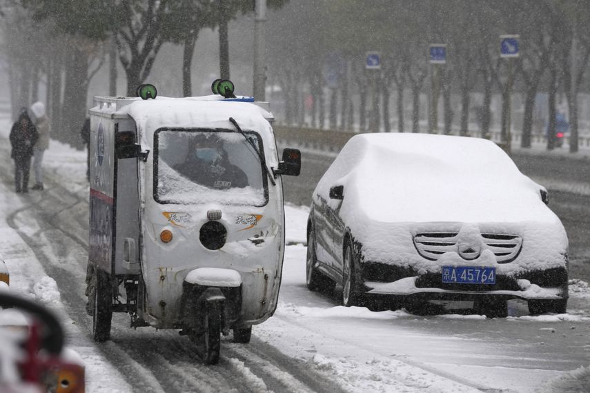 Algunos tramos de autopista en China cerraron por la nieve.