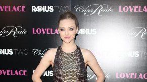 Amanda Seyfried casi se atraganta con el bigote de Neil Patrick Harris