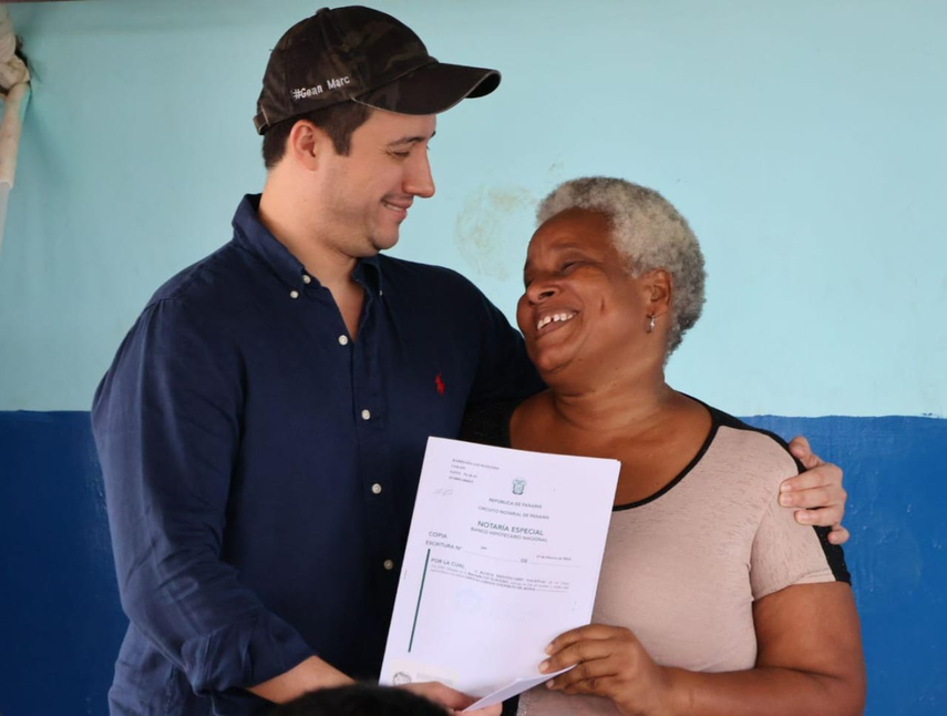 Banco Hipotecario entrega escrituras Banco Hipotecario entrega escrituras 