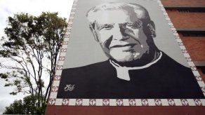 Develan mosaico en honor a padre García-Herreros en Colombia