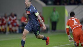 Nápoles gana a Cesena y mantiene lucha por Liga de Campeones