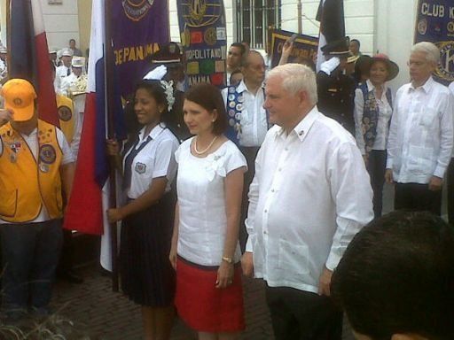 Presidente entregó Pabellón Nacional a Leydis Caicedo estudiante del IN