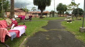 Esposos que perdieron su casa y viven en un parque en Tocumen solicitan ayuda