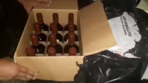 Decomisan 120 botellas de licor ocultas en un vehículo que transportaba plátanos Decomisan 120 botellas de licor ocultas en un vehículo que transportaba plátanos