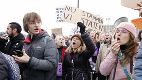 La activista climática sueca Greta Thunberg reacciona durante una manifestación climática convocada por la organización liderada por jóvenes Auroras antes de presentar su demanda contra el estado por su falta de trabajo climático, en Estocolmo.