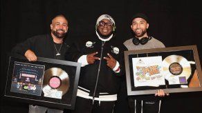 Sech es premiado por la RIAA con discos de oro por Que más pues y remix de Pa mi