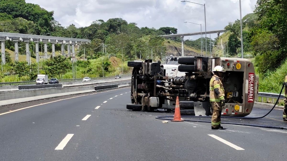 Vuelco de vehículo con diésel en Arraiján Vuelco de vehículo con diésel en Arraiján