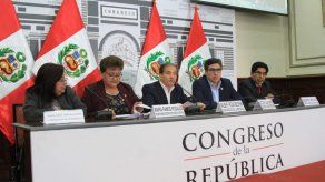 Peruanos exigen comicios en 2020 por polarización política