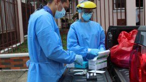 Personal de salud de Panamá realiza pruebas para detectar la COVID-19.