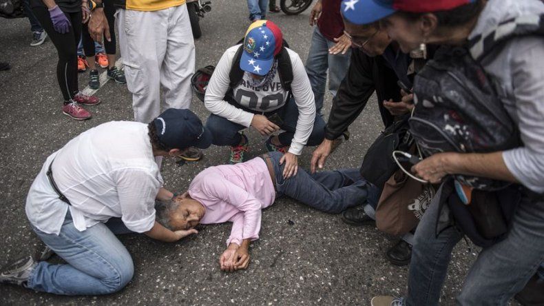 Maduro acusa a opositores por muerte de militar y mujer en protestas