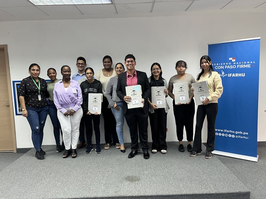 IFARHU formaliza entrega de becas del convenio con el MINSA