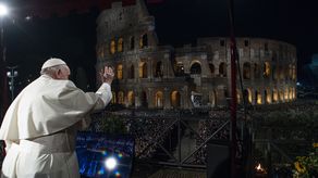 El Papa Francisco saludando a los fieles mientras preside el Víacrucis el Viernes Santo. El Papa Francisco saludando a los fieles mientras preside el Víacrucis el Viernes Santo.