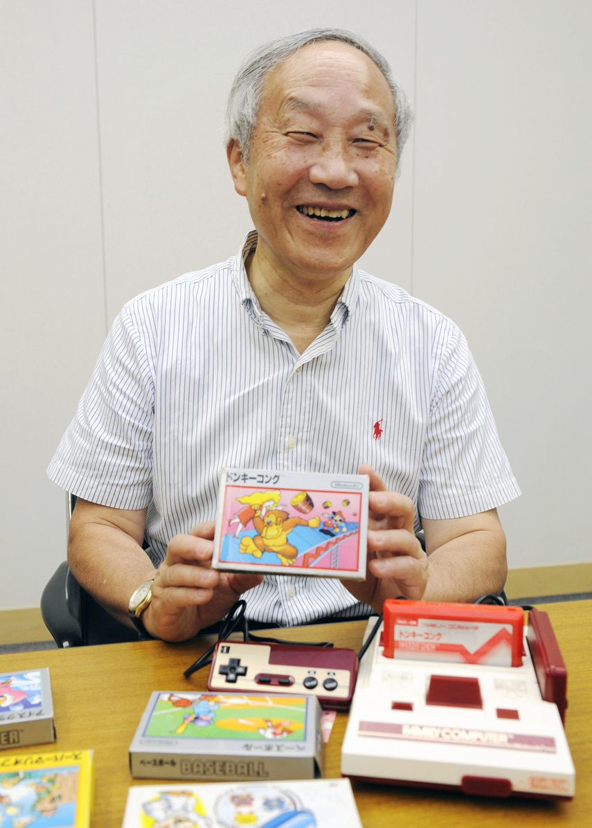 Uemura estudió ingeniería electrónica en el Instituto Tecnológico de Chiba y se unió a Nintendo en 1971.