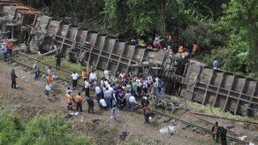 Suman 12 los muertos por descarrilamiento de tren en sureste de México