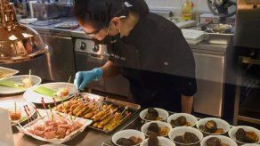 Una mujer prepara muestras de comida a base de vegetales en Satay vegetariano, un laboratorio de especialidades en Singapur, el 21 de abril de 2021.