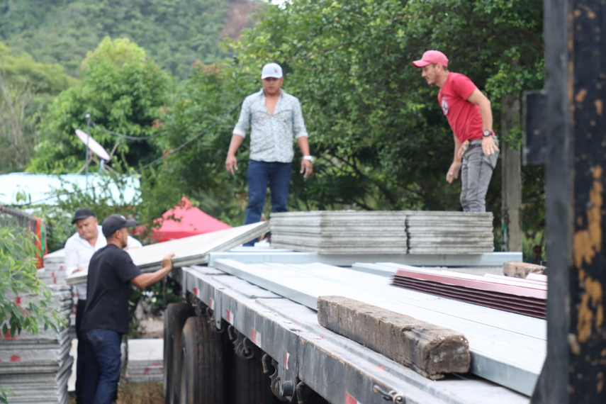 MIVIOT envía caravana de camiones con materiales de construcción