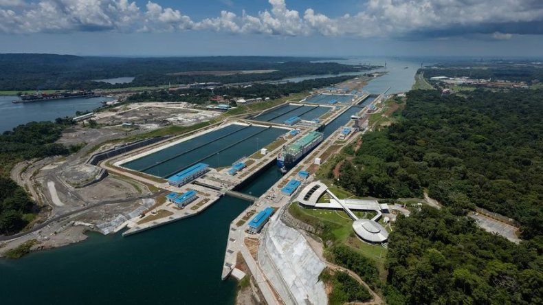 Canal de Panamá analiza aumento de tránsito diario de buques para enero de 2018