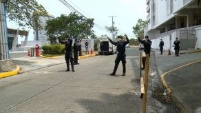 Policías llevan música y la palabra de Dios a ciudadanos en medio de la cuarentena Policías llevan música y la palabra de Dios a ciudadanos en medio de la cuarentena